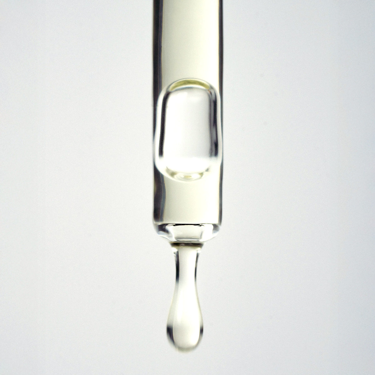 Gradual Self-Tanning Serum 10% Plant-Based DHA + Carob Pulp — Typology